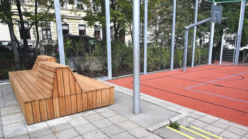 copyright: BV 18 Neu sanierte Ballsportanlage mit Sitzgelegenheiten aus Holz
