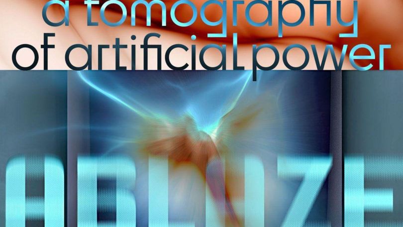 copyright: Sylvia Eckermann Abstrakte Grafik mit dem Schriftzug "A tomography of artificial power" und "Ablaze" in Blau- und Orangetönen.