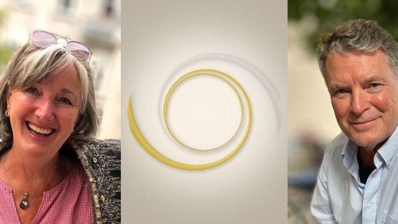 copyright: traumanalyse.at Mag.a Brigitte Koris-Keeling und Mag. Dr. Stephen Louis Keeling links und rechts im Porträt, getrennt durch ein kreisförmiges, mechanisch wirkendes Spiralsymbol auf einem dunklen Hintergrund.