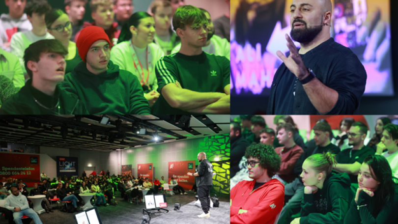 4 Fotos einer Veranstaltung, im Publikum sitzen junge Leute und hören zu, auf der Bühne spricht ein Mann mit Bart und Glatze.