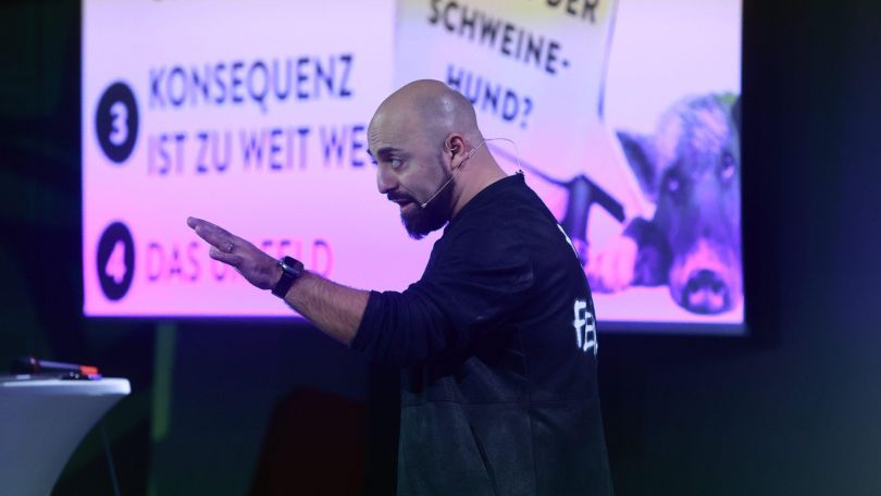 copyright: A1 Telekom Austria AG/APA-Fotoservice/Hautzinger Ali Mahlodji als Speaker auf einem Event.