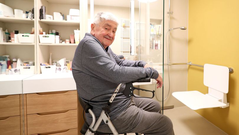 copyright: Stadt Wien/Martin Votava Ein älterer Herr sitzt vor einem altersgerecht umgebauten Badezimmer
