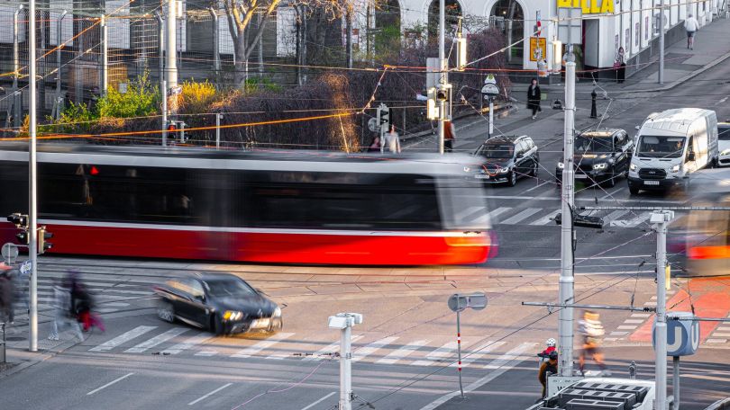 copyright: Wiener Linien/Julia Allerding Eine Wiener Straßenbahn rollt bei Grün über eine Kreuzung.