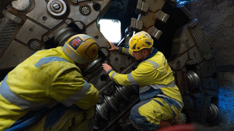 copyright: enjoythesoup 2 Techniker arbeiten an einem Zahnrad der Tunnelbohrmaschine