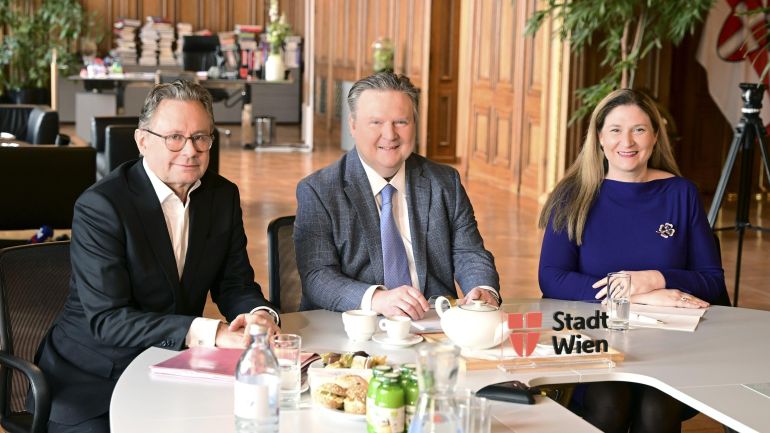 copyright: Stadt Wien/Christian Jobst Bürgermeister Micheal Ludwig, Alexander Wrabetz (Bevollmächtigter für KI) und Stadträtin Barbara Novak