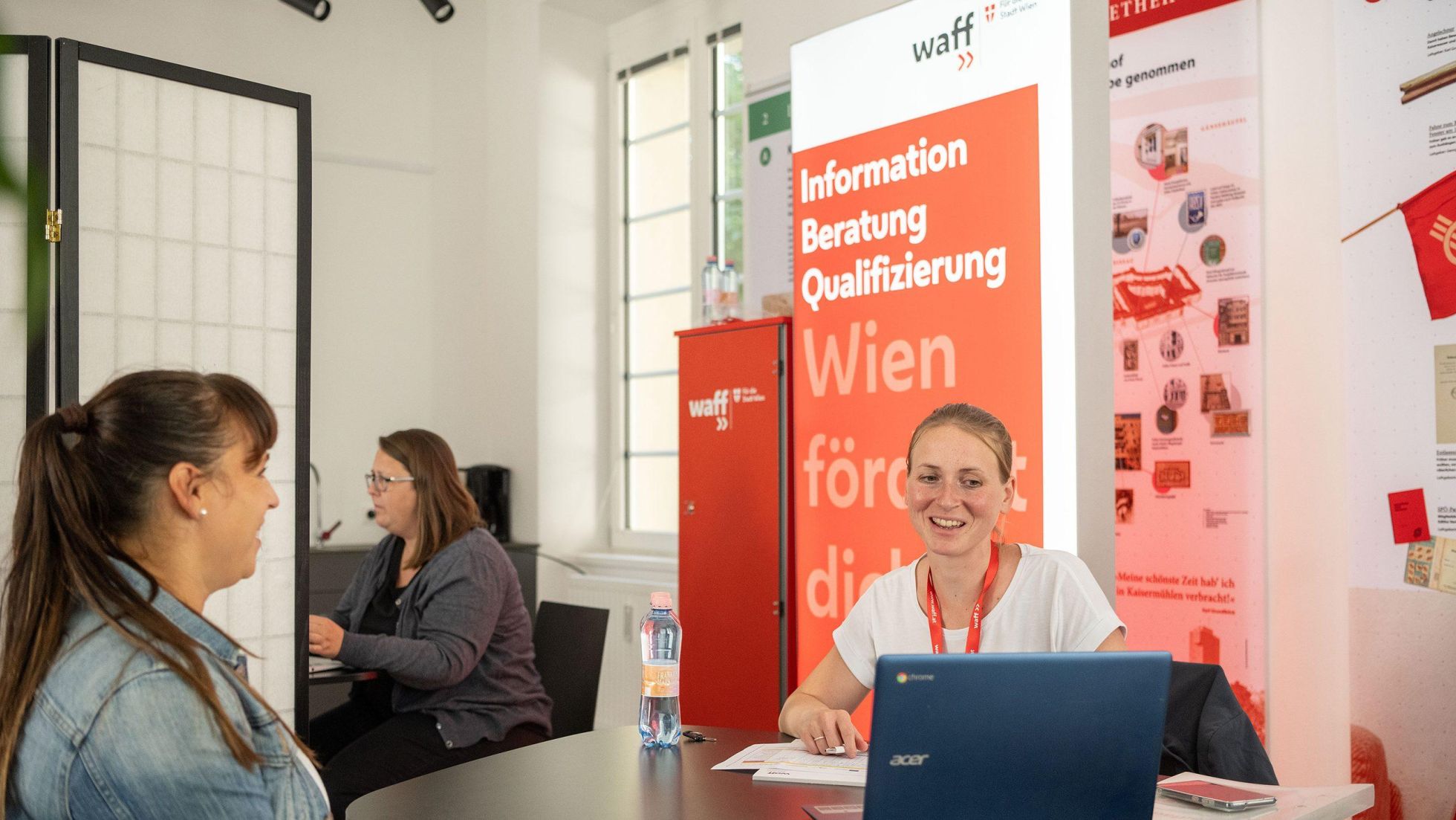 2 Frauen in einem Beratungsgespräch sitzen an einem Tisch