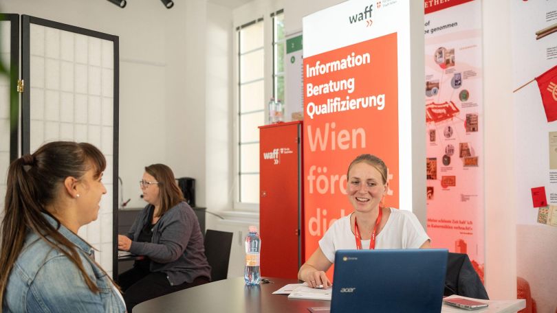 2 Frauen in einem Beratungsgespräch sitzen an einem Tisch