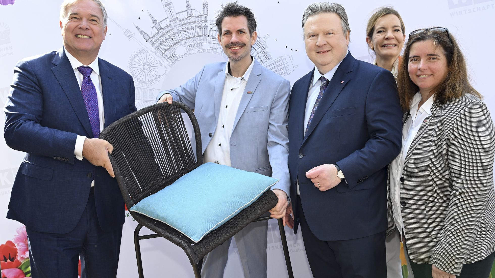 copyright: Stadt Wien/Christian Jobst Gruppenfoto mit 3 Männern, darunter Bürgermeister Michael Ludwig, und 2 Frauen, zwei der Männer halten einen Kaffeetisch-Sessel in die Höhe