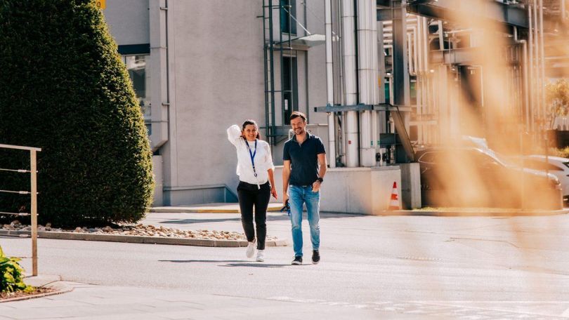 2 Personen spazieren in einem Industriegebiet