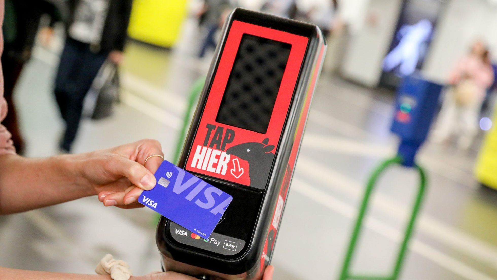 copyright: Stadt Wien/Christian Fürthner Eine Person hält eine Bezahlkarte an einem Tap-Automaten
