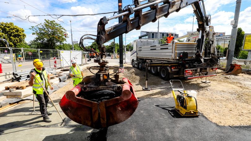 Menschen arbeiten auf einer Baustelle