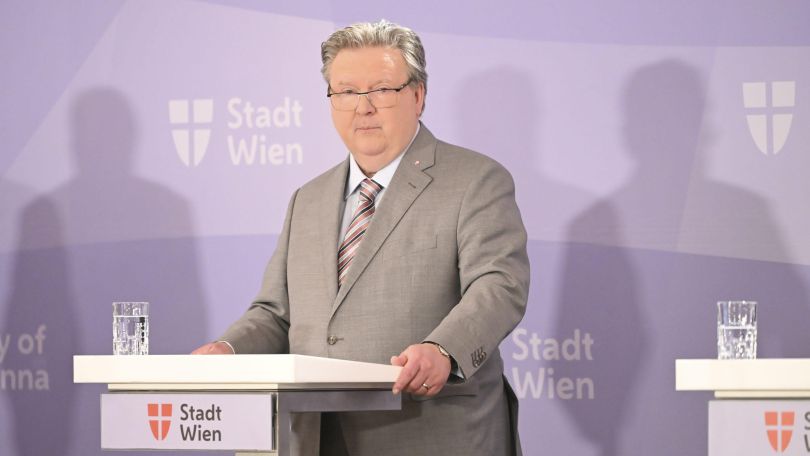 Michael Ludwig steht bei einer Pressekonferenz am Rednerpult.