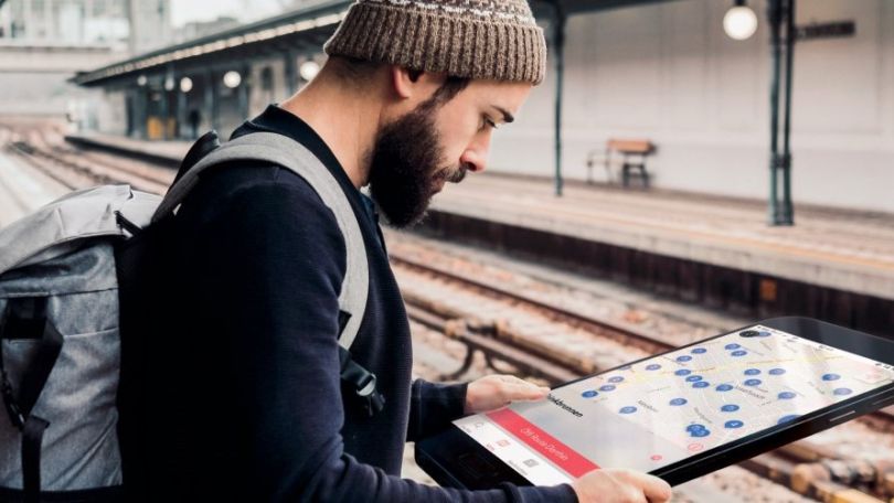 copyright: gettyimages Mann mit übergroßem Handy steht auf U-Bahn-Steig