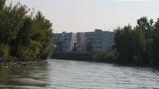 Donaukanal, links und rechts Bäume und Büsche, Wohngebäude