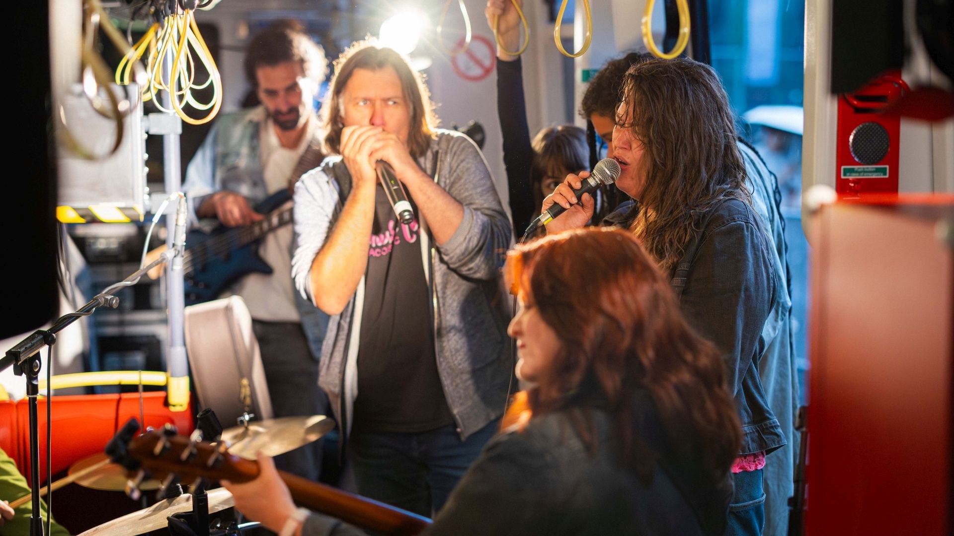 copyright: Wiener Linien / Simon Wöhrer Wiener Linien Jam Session von einer Band in einer Straßenbahn.