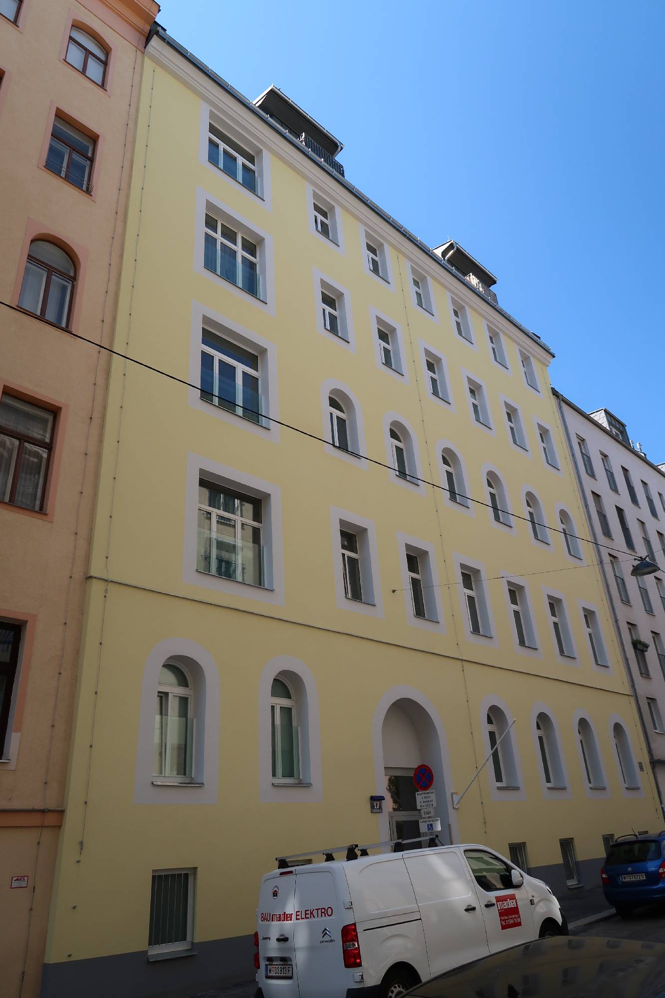 copyright: UIV Urban Innovation Vienna In diesem Bild ist das Gründerzeithaus in der Hirschengasse zu erkennen. Das Gebäude hat eine gelbe Fassade und besitzt vier Stockwerke.