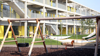 Spielplatz vor dem Gebäude des Bildungscampus Attemsgasse