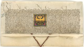 Mittelalterliche Urkunde mit goldenem Doppeladler