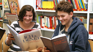 Eine junge Frau und ein junger Mann lernen mit Büchern.
