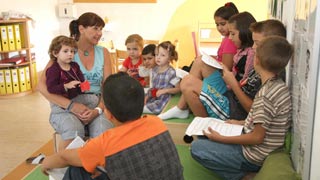 Kindergärtnerin und Kinder im Kindergarten