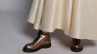 Schillerndes, weies Kleid mit bronze-farbenen, robusten Schnr-Stiefeln