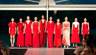 Zehn Models auf dem Laufsteg der Show 2013 in roten Abendkleidern
