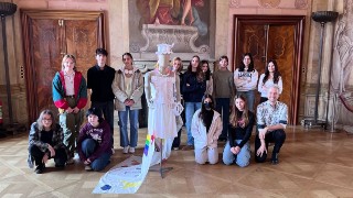 Schüler*innen der Modeschule Hetzendorf mit ihrer selbst gestalteten Modepuppe