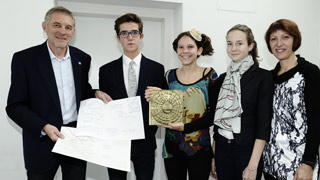 Robert Bck, Mazda (links), Hanna Zachoval (Mitte) und Direktorin Monika Kycelt (rechts) bei der Preisverleihung; Models mit Krawatte bzw. Tuch