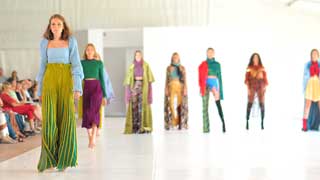 Models auf dem Laufsteg präsentieren Kleidung aus Strick