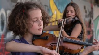 Zwei Schülerinnen mit Violinen