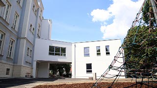 Zweigeschossiger Schulzubau der Volksschule Münnichplatz 6 in Wien-Simmering