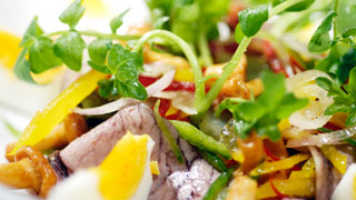 Teller mit Ei, Fleisch und Salat