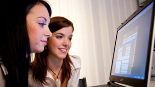 Zwei junge Frauen an einem Laptop