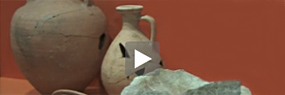 Videoausschnitt mit Play-Button: Tongefäße im Römermuseum
