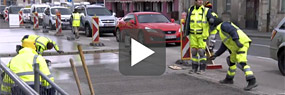 Videoausschnitt mit Play-Button: Arbeiten an einem Betonfeld im Straßenverkehr