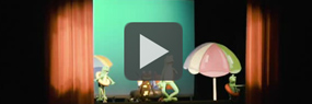 Videoausschnitt mit Play-Button: Puppenbühne mit Figuren