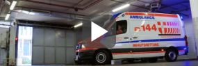 Videoausschnitt mit Play-Button: Rettungsfahrzeug in einer Garage