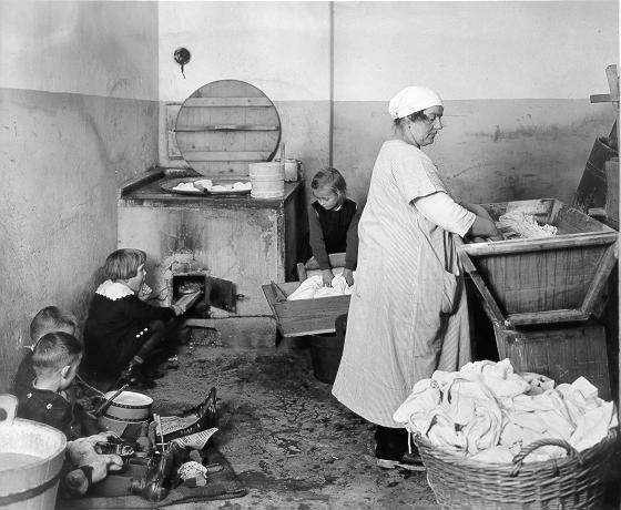 copyright: MA 8 Laundry in old Vienna (early 20th century)