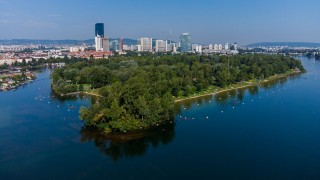 Panorama Alte Donau mit Skyline im Hintergrund