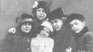 Raissa Adler with children Valentine, Alexandra, Cornelia und Kurt