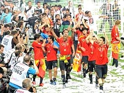 Cheering spanish team surrounded by photographers