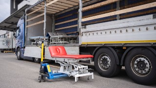 Verladung von Untersuchungsliegen auf LKW