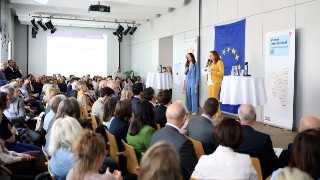 2 presenters on stage at the Europe Day at the Vienna Board of Education