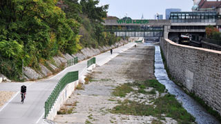 cyclist on the Wienfluss-Weg