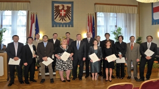 Wappensaal im Wiener Rathaus mit Gemeinderat Vettermann und PreisträgerInnen des FH Best Paper Award 2010