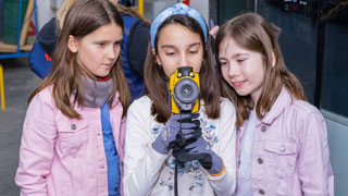3 Mädchen testen eine Wärmebildkamera