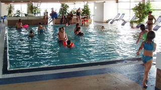 Eltern mit Kindern im Schwimmbad