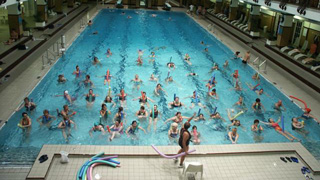 Menschen im Pool bei Wassergymnastik