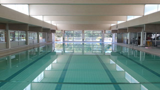 Schwimmbecken: Licht spiegelt sich im Wasser