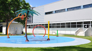 Wasserspielplatz mit Skulpturen die Wasser abgeben